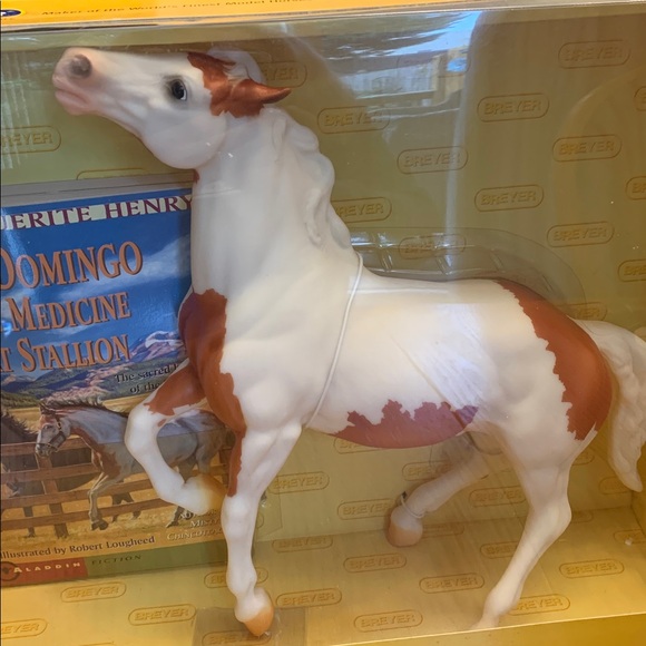 Breyer Horse San Domingo Medicine Hat Semi -Rearing Mustang Book Set NIB - Picture 3 of 3